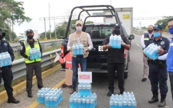 Entrega Oxxo bebidas hidratantes a policías de los filtros sanitarios de Tabasco