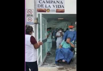 Emotiva despedida tiene médico tras vencer al COVID-19 en el Hospital Juan Graham