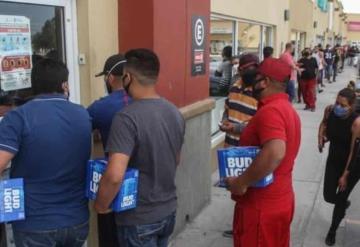 Se contagió de COVID-19 mientras hacía fila para comprar cerveza en Sonora