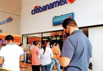 Se aglomeran ciudadanos fuera de los bancos de Villahermosa por la quincena