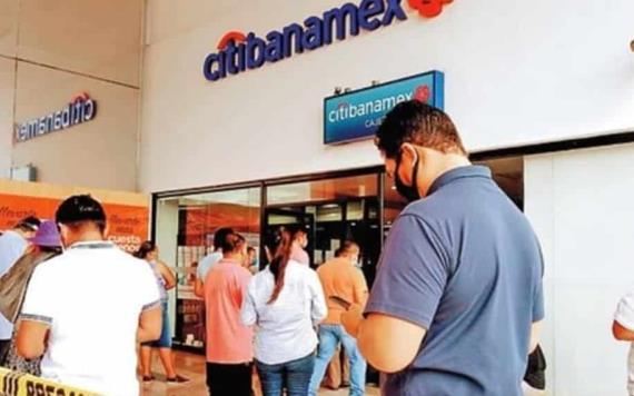 Se aglomeran ciudadanos fuera de los bancos de Villahermosa por la quincena