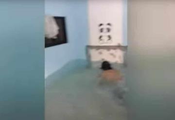 En plena cuarentena, familia convierte la sala de su casa en piscina