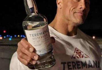 Lanza Dwayne Johnson tequila elaborado en México