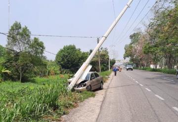 Auto compacto se estrella contra un poste sobre la carretera Cárdenas Villahermosa