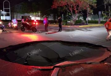 Cae repartidor de pizza en socavón de Paseo Tabasco