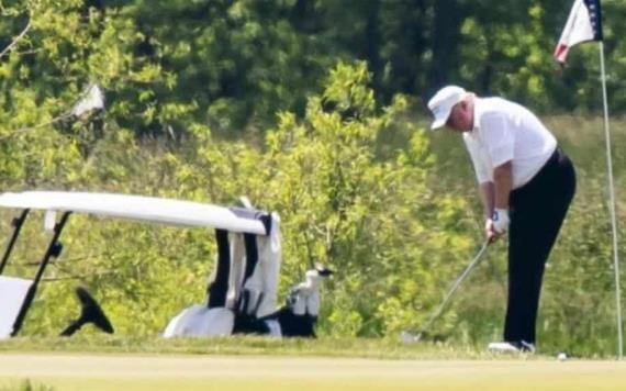 Donald Trump sale para jugar golf, en medio de pandemia de COVID-19