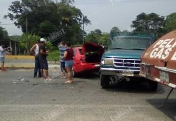 Carambola de autos causa congestionamiento