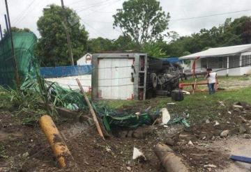 Volcadura de camión deja sin luz a habitantes de la ranchería González