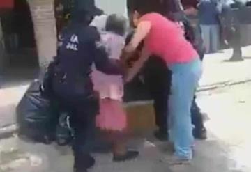 A la fuerza, policías obligan a viejecita a ponerse cubrebocas