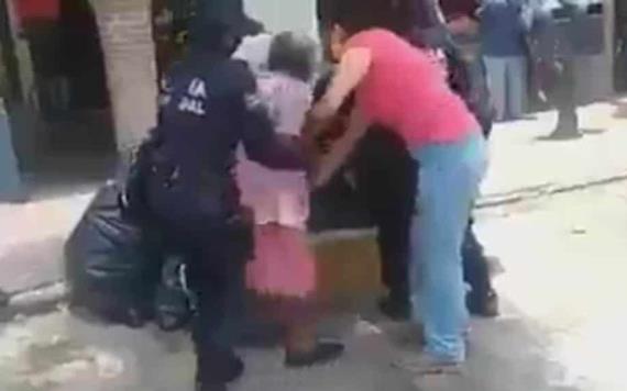 A la fuerza, policías obligan a viejecita a ponerse cubrebocas