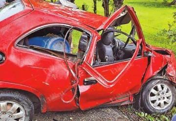 Conductor pierde el control y choca contra árbol en Cárdenas