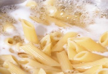 ¿Qué es el líquido blanco que sale de la pasta cocida?