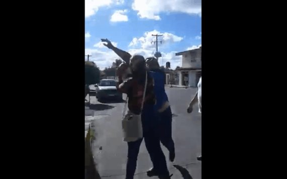 VIDEO: Regidora se pelea en vía pública, aparentemente en estado de ebriedad