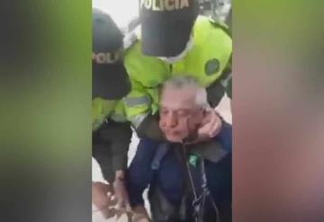 Video Policías agreden a adulto mayor por no usar cubrebocas