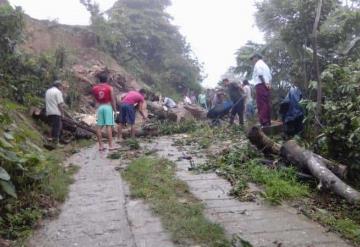 Familias quedan incomunicadas por lluvias; se registran hundimiento de carreteras