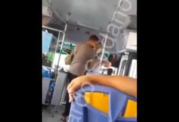 VIDEO: Chofer agrede a mujer en transporte publico, la baja a empujones