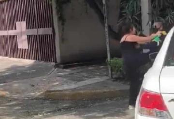 VIDEO: Mujer amenaza a elemento de la policía con una chancla