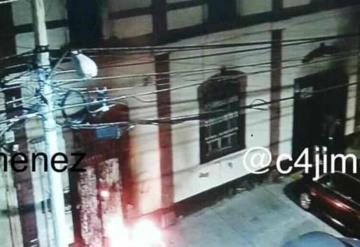 VIDEO: Incendian bodega con un elemento de seguridad dentro