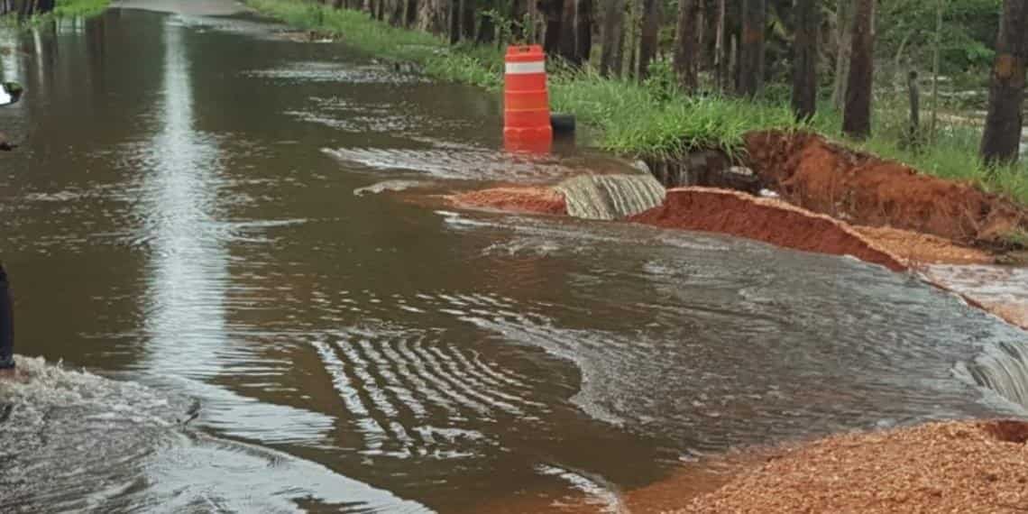 Lluvias continúan afectando las vías de comunicación en Balancán