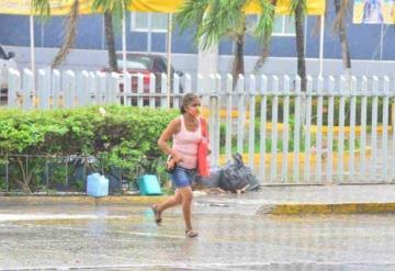 Lluvia sorprende a villahermosinos