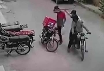 VIDEO: Ladrones se arrepienten y consuelan a victima