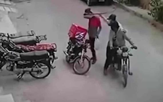 VIDEO: Ladrones se arrepienten y consuelan a victima
