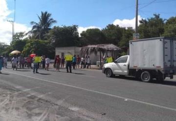 Bloquean carretera federal del Bellote