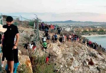 Olvidan sana distancia y se aglomeran en Arco de Cabo San Lucas