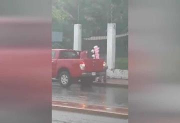 Durante lluvia, joven compra todos los algodones de azúcar a adulto mayor