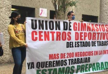 Trabajadores de gimnasios se manifiestan frente al Centro Administrativo de Gobierno