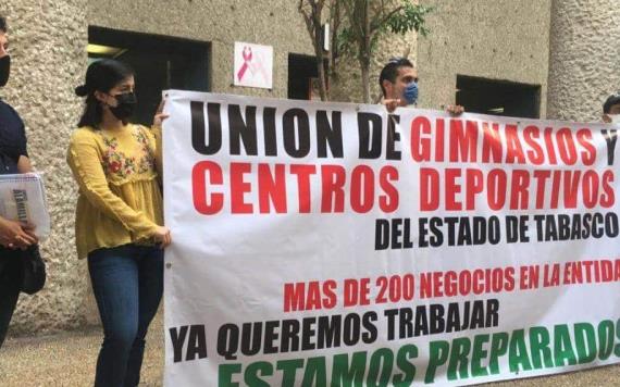Trabajadores de gimnasios se manifiestan frente al Centro Administrativo de Gobierno