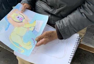 Abuelito hace dibujos para ganarse la vida