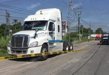 Hallan a trailero sin vida en carretera de Tabasco