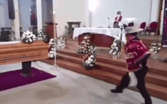VIDEO: Hombre baila frente al ataúd de su esposa para cumplir emotiva promesa