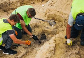 Hallan restos de más de 100 niños con monedas en la boca en una fosa común