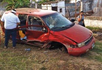 Mujer invade carril y choca contra un trailer