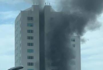 Vídeo: Se incendia edificio en Boca del Río, Veracruz; evacuan a dos