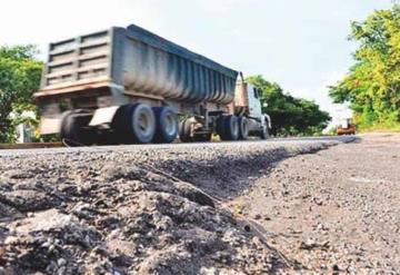 Reportan daños en 30% de red carretera de Tabasco