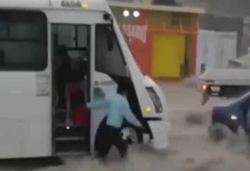 Conductor salva a familia de ser arrastrada de corriente de agua