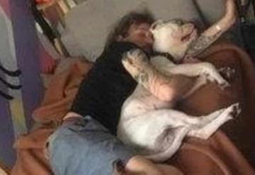 Muere actor por quemaduras al intentar salvar a su perrita