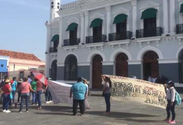 Se manifiestan maestros en Palacio de Gobierno