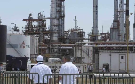Funcionarios también robaban petróleo en refinerías: AMLO