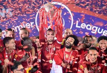 ¡Por fin! Liverpool levanta el trofeo de la Premier League