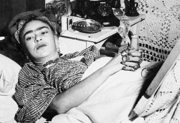 Subastarán fotografías de las honras fúnebres de Frida Kahlo