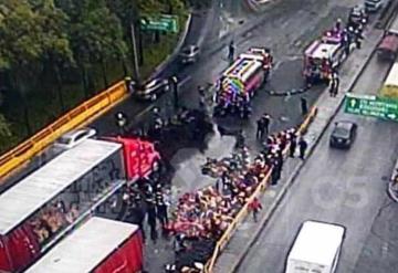 Tráiler cargado con toneladas de cerveza vuelca en Circuito Interior de la CDMX