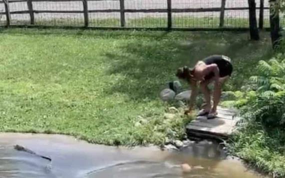 VIDEO: Mujer mete a su hijo a un estanque con cocodrilos