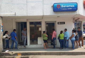 Oportunistas venden lugares para entrar a los bancos en Tabasco