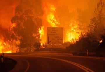 Bombero pierde la vida en combate de gran incendio en Portugal