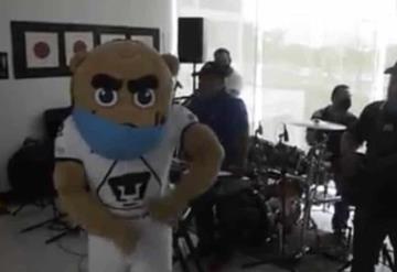 VIDEO: Chemaney pone a bailar a Goyo, mascota de Pumas