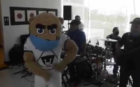 VIDEO: Chemaney pone a bailar a Goyo, mascota de Pumas
